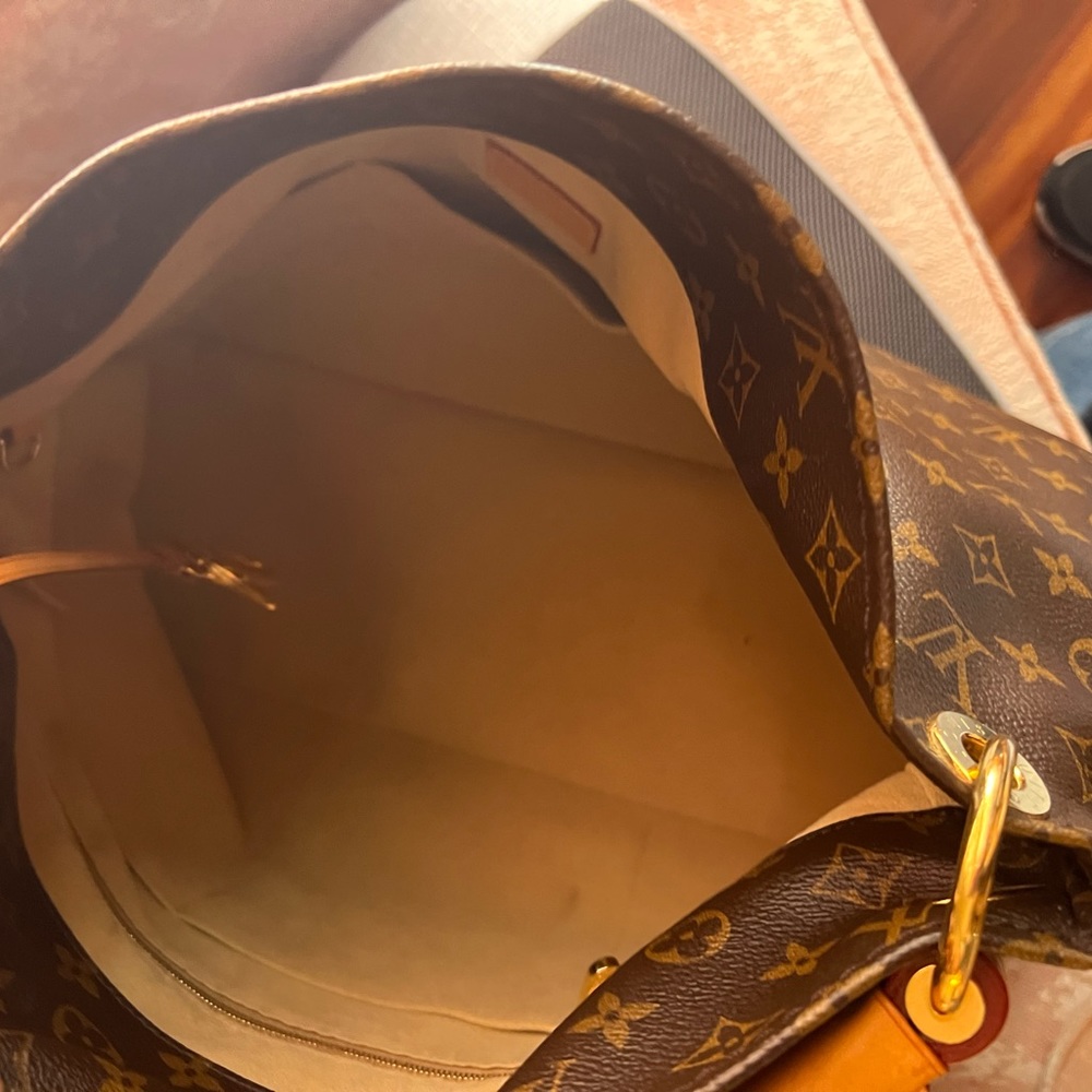 Louis Vuitton Artsy MM gently used great condition a few scuffs on handle
